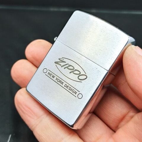 BẬT LỬA ZIPPO ĐÁY LỒI CHỮ XÉO ĐỜI LA MÃ HIẾM GẶP ĐỜI VI LA MÃ SẢN XUẤT NĂM 1990 ZCU19