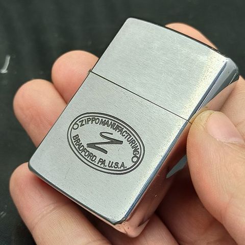 BẬT LỬA ZIPPO ĐÁY LỒI CHỮ XÉO ĐỜI LA MÃ HIẾM GẶP ĐỜI II LA MÃ SẢN XUẤT NĂM 1986 ZCU24