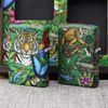 Bộ Sưu Tập Zippo ZS30 - Kỷ Niệm 25 Năm Bản Bí Ẩn Rừng Xanh 1995