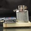 Bật Lửa ZIPPO Cổ  Sản Xuất Năm 1965 Đời Chữ Xéo 1 Chấm Chủ Đề  PEIRCE & KILBURN - ZC45