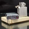 Bật Lửa ZIPPO Cổ  Sản Xuất Năm 1965 Đời Chữ Xéo 1 Chấm Chủ Đề  LUPTON - ZC42