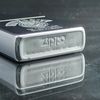 BẬT LỬA ZIPPO CHROME CHỦ ĐỀ TRƯỜNG ĐẠI HỌC ĐỜI IX NĂM 1993 ZL143
