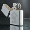 BẬT LỬA ZIPPO CHROME CHỦ ĐỀ TRƯỜNG ĐẠI HỌC ĐỜI IX NĂM 1993 ZL143