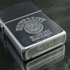 BẬT LỬA ZIPPO CHROME CHỦ ĐỀ TRƯỜNG ĐẠI HỌC ĐỜI IX NĂM 1993 ZL143