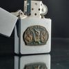 BẬT LỬA ZIPPO CHROME EMBLEM THỢ SĂN ĐỜI XII NĂM 1996 ZL213