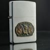 BẬT LỬA ZIPPO CHROME EMBLEM THỢ SĂN ĐỜI XII NĂM 1996 ZL213