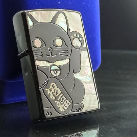 BẬT LỬA ZIPPO USA XUẤT NHẬT KHẢM XÀ CỪ MÈO CHIÊU TÀI MAY MẮN MẠ NIKEN ĐEN BÓNG NỀN TRẮNG  - ZN94
