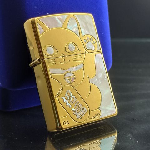 BẬT LỬA ZIPPO USA XUẤT NHẬT KHẢM XÀ CỪ MÈO CHIÊU TÀI MAY MẮN MẠ VÀNG BÓNG NỀN TRẮNG  - ZN94