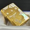 BẬT LỬA ZIPPO USA XUẤT NHẬT KHẢM XÀ CỪ MÈO CHIÊU TÀI MAY MẮN MẠ VÀNG BÓNG NỀN TRẮNG  - ZN94