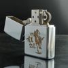 BẬT LỬA ZIPPO CHROME BÓNG ĂN MÒN ĐỔ SƠN CHỦ ĐỀ CAO BỒI CƯỠI NGỰA ĐỜI XIII NĂM 1997 ZL204