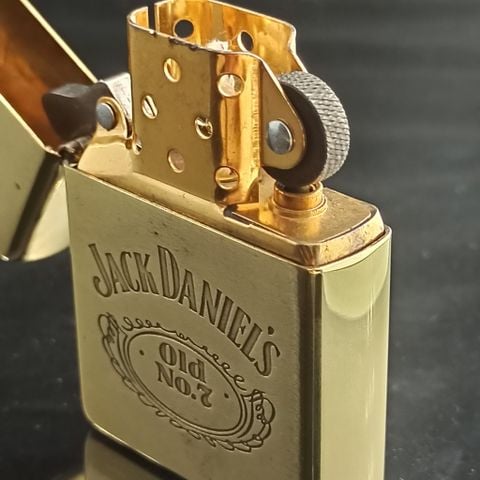 BẬT LỬA ZIPPO BRASS ĂN MÒN CHỦ ĐỀ RƯỢU JACK DANIELS ĐỜI XI NĂM 1995 ZL238