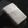 BẬT LỬA ZIPPO BẠC ĐÚC NGUYÊN KHỐI STERLING CHỦ ĐỀ VÂN GÕ BÚA 5 MẶT NĂM 2005 ZB48