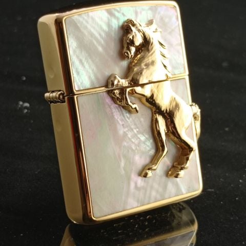 BẬT LỬA ZIPPO USA XUẤT NHẬT ARMOR MẠ VÀNG NGỰA NỔI NỀN KHẢM XÀ CỪ TRẮNG SANG TRỌNG - ZN129