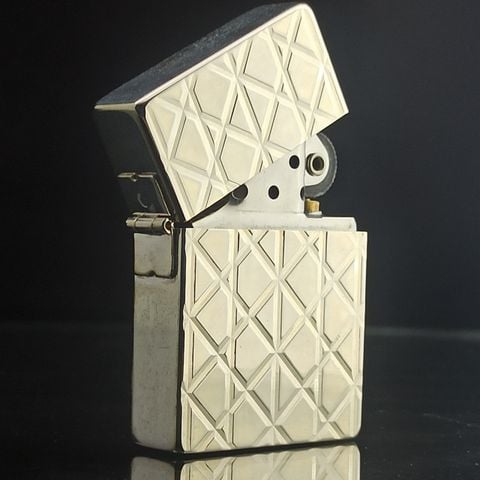 BẬT LỬA ZIPPO REPLICA 1935 BẢN ĐẦU TIÊN NĂM 2007 MẠ BẠCH KIM VÂN 3D TRÁM KIM CƯƠNG RẤT HIẾM - ZN104