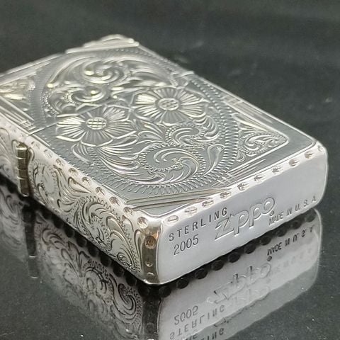 BẬT LỬA ZIPPO BẠC ĐÚC NGUYÊN KHỐI STERLING KHẮC THỦ CÔNG SỦI TAY HOA VĂN KÍN 5 MẶT SẢN XUẤT NĂM 2005 - ZBU49
