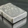 BẬT LỬA ZIPPO BẠC ĐÚC NGUYÊN KHỐI STERLING KHẮC THỦ CÔNG SỦI TAY HOA VĂN KÍN 5 MẶT SẢN XUẤT NĂM 2005 - ZBU49