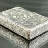 BẬT LỬA ZIPPO BẠC ĐÚC NGUYÊN KHỐI STERLING KHẮC THỦ CÔNG SỦI TAY HOA VĂN KÍN 5 MẶT SẢN XUẤT NĂM 2005 - ZBU49