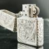 BẬT LỬA ZIPPO BẠC ĐÚC NGUYÊN KHỐI STERLING KHẮC THỦ CÔNG SỦI TAY HOA VĂN KÍN 5 MẶT SẢN XUẤT NĂM 2005 - ZBU49