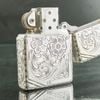 BẬT LỬA ZIPPO BẠC ĐÚC NGUYÊN KHỐI STERLING KHẮC THỦ CÔNG SỦI TAY HOA VĂN KÍN 5 MẶT SẢN XUẤT NĂM 2005 - ZBU49