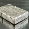 BẬT LỬA ZIPPO BẠC ĐÚC NGUYÊN KHỐI STERLING KHẮC THỦ CÔNG SỦI TAY HOA VĂN KÍN 5 MẶT SẢN XUẤT NĂM 1999 - ZBU51