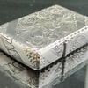 BẬT LỬA ZIPPO BẠC ĐÚC NGUYÊN KHỐI STERLING KHẮC THỦ CÔNG SỦI TAY HOA VĂN KÍN 5 MẶT SẢN XUẤT NĂM 1999 - ZBU51