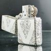 BẬT LỬA ZIPPO BẠC ĐÚC NGUYÊN KHỐI STERLING KHẮC THỦ CÔNG SỦI TAY HOA VĂN KÍN 5 MẶT SẢN XUẤT NĂM 2007 - ZBU48
