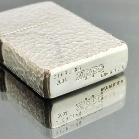 BẬT LỬA ZIPPO BẠC ĐÚC NGUYÊN KHỐI STERLING CHỦ ĐỀ VÂN GÕ BÚA 5 MẶT NĂM 2004 ZBU55