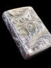 BẬT LỬA ZIPPO BẠC ĐÚC NGUYÊN KHỐI STERLING KHẮC THỦ CÔNG SỦI TAY HOA VĂN KÍN 5 MẶT SẢN XUẤT NĂM 2003 - ZBU57