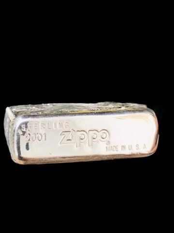 BẬT LỬA ZIPPO BẠC ĐÚC NGUYÊN KHỐI STERLING KHẮC THỦ CÔNG SỦI TAY HOA VĂN KÍN 5 MẶT SẢN XUẤT NĂM 2001 - ZBU58