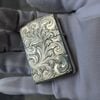 BẬT LỬA ZIPPO BẠC ĐÚC NGUYÊN KHỐI STERLING KHẮC THỦ CÔNG SỦI TAY HOA VĂN KÍN 5 MẶT SẢN XUẤT NĂM 2002 - ZBU59