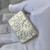 BẬT LỬA ZIPPO BẠC ĐÚC NGUYÊN KHỐI STERLING KHẮC THỦ CÔNG SỦI TAY HOA VĂN KÍN 5 MẶT SẢN XUẤT NĂM 2002 - ZBU59