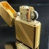 Bật Lửa Zippo Mạ Vàng Gold Plated Cổ Vân Xéo Đời 1 Vạch Sắc Năm 1981 ZQH45
