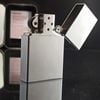 BẬT LỬA ZIPPO REPLICA 1932 TRƠN PHAY XƯỚC ĐỜI XVI LA MÃ SẢN XUẤT NĂM 2000 - ZL306