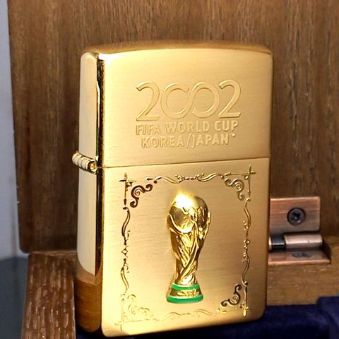 Bật Lửa Zippo Wold Cup Bản Limited Cực Hiếm Mạ Vàng Đắp Nổi Vàng 2 Mặt Năm 2002 ZN134