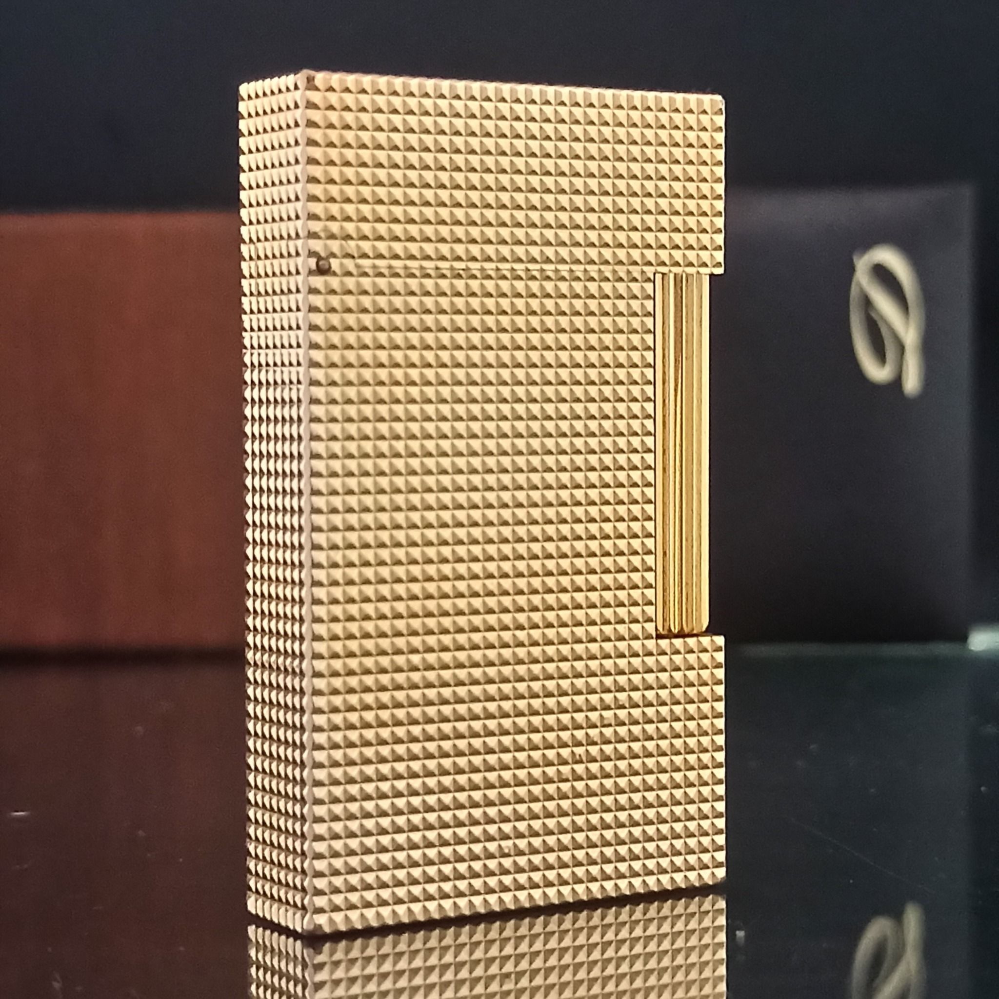 Bật Lửa Dupont Bọc Vàng Vân Kim Cương Nhỏ 2 Lỗ Phom Cao DP107