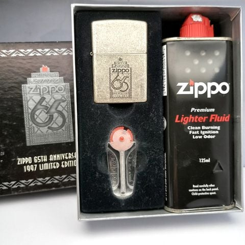 Set Bật Lửa Zippo Bản Kỷ Niệm 65th Thành Lập Hãng Zippo Antique Sliver Mạ Bạc Giả Cổ Đời XIII La Mã Năm 1997 ZS38