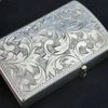 BẬT LỬA BẠC NHẬT ĐÚC NGUYÊN KHỐI STERLING 950 KHẮC THỦ CÔNG HOA VĂN NÀNG GEISHA CỰC HIẾM SX THẬP NIÊN 1950S ZBU104