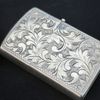 BẬT LỬA BẠC NHẬT ĐÚC NGUYÊN KHỐI STERLING 950 KHẮC THỦ CÔNG HOA VĂN NÀNG GEISHA CỰC HIẾM SX THẬP NIÊN 1950S ZBU104