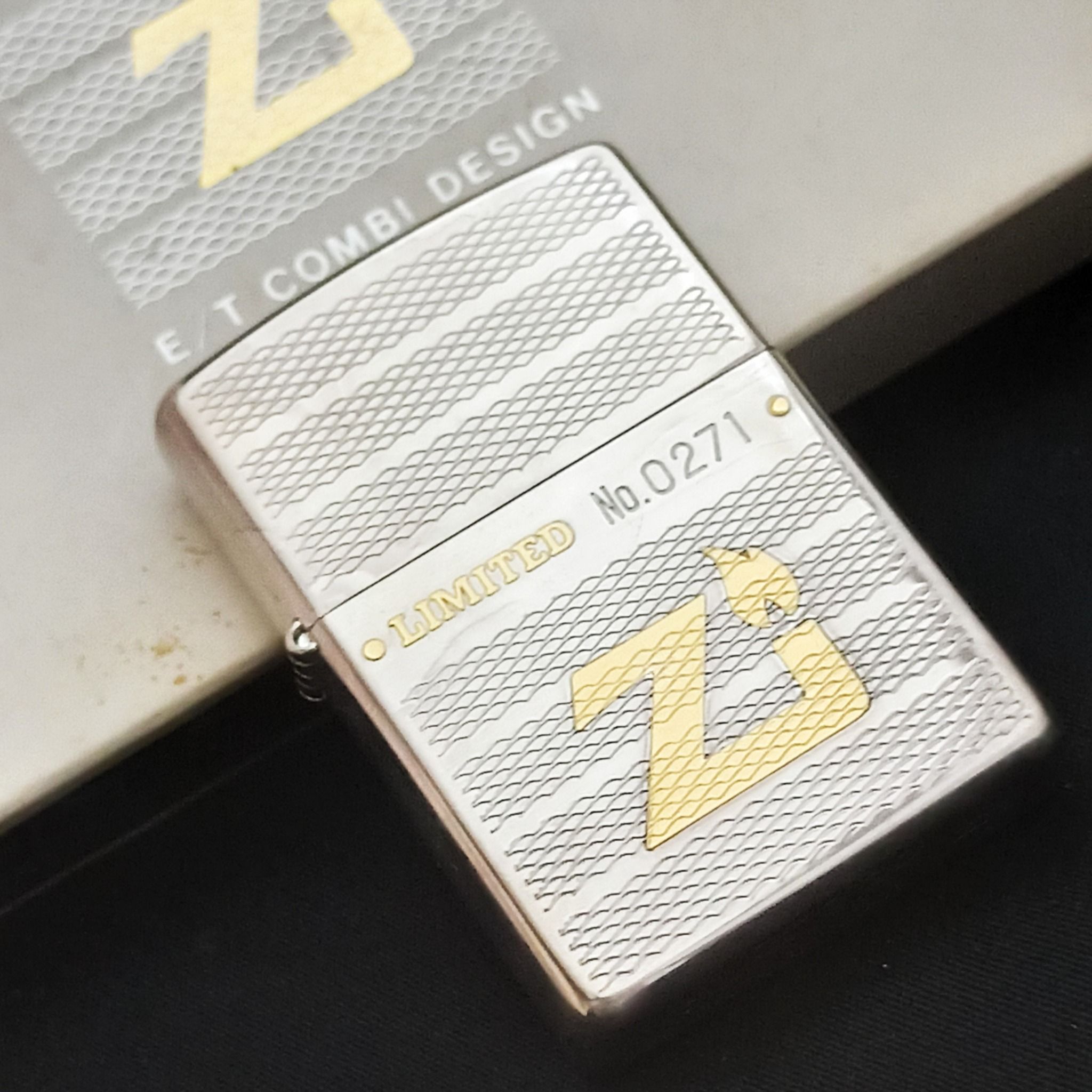 Set Bật Lửa Zippo Logo Zip Đắp Nổi Mạ Vàng Đời XIV La Mã Năm 1998 ZS45