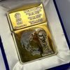 Bật Lửa Zippo Wold Cup Bản Limited Mạ Bạc Đắp Nổi Vàng 2 Mặt Năm 2001 ZL420