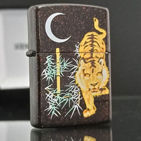 Bật Lửa Zippo Sơn Mài In Chủ Đề Hổ Phục Dười Trăng ZN147