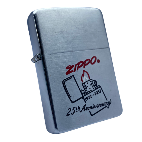 Bật Lửa Zippo Cổ Vỏ Đồng Mạ Chrome Phay Xước Ăn Mòn Phủ Sơn Design Bản Kỷ Niệm 25 Năm Thành Lập Hãng 25th Đời 8 Chấm Năm 1957 ZCU47