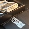 Set Bật Lửa Zippo Kèm Gạt Tàn Chủ Đề Popeye Cực Hiếm Gặp Bản Limited Chỉ Sản Xuất 1000 Chiếc Toàn Thế Giới Đời XII La Mã năm 1996 ZS59