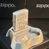 Set Bật Lửa Zippo Kèm Gạt Tàn Chủ Đề Popeye Cực Hiếm Gặp Bản Limited Chỉ Sản Xuất 1000 Chiếc Toàn Thế Giới Đời XII La Mã năm 1996 ZS59