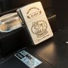 Set Bật Lửa Zippo Kèm Gạt Tàn Chủ Đề Popeye Cực Hiếm Gặp Bản Limited Chỉ Sản Xuất 1000 Chiếc Toàn Thế Giới Đời XII La Mã năm 1996 ZS59