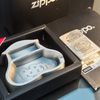 Set Bật Lửa Zippo Kèm Gạt Tàn Chủ Đề Popeye Cực Hiếm Gặp Bản Limited Chỉ Sản Xuất 1000 Chiếc Toàn Thế Giới Đời XII La Mã năm 1996 ZS59