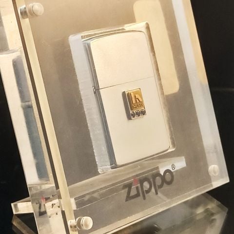 Set Bật Lửa Zippo Khay Mica Emblem Vàng Khối Đính Đá Quý Cực Hiếm Gặp Giá Trị Sưu Tầm Cực Cao Đời 8 Vạch Huyền Năm 1982 ZS63
