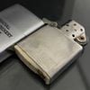 Bật Lửa Zippo Cổ Vỏ Thép Mạ Chrome Phay Xước Ăn Mòn Phủ Sơn Chính Hãng Đời Mộc Đáy 3 Hàng Chữ Năm 1953 ZCU42