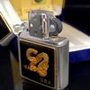 Bật Lửa Zippo Đồng Khối Mạ Chrome Bóng Emblem Dát Vàng Phủ Eboxy Đổi Mầu Theo Nhiệt Độ Rất Hiếm Chính Hãng Đời X La Mã Năm 1994 ZL450