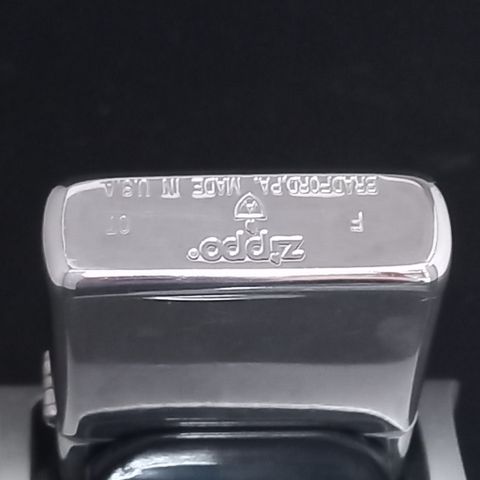 Bật Lửa Zippo Armor Mạ Bạc Hoa Văn Venetian Men Đỏ Hiếm Gặp Năm 2007 ZQHU76